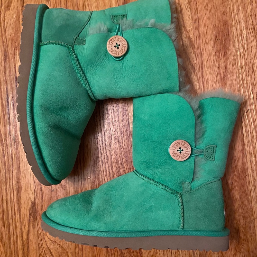 Ugg boots Bailey button(last pic TRUE COLOR